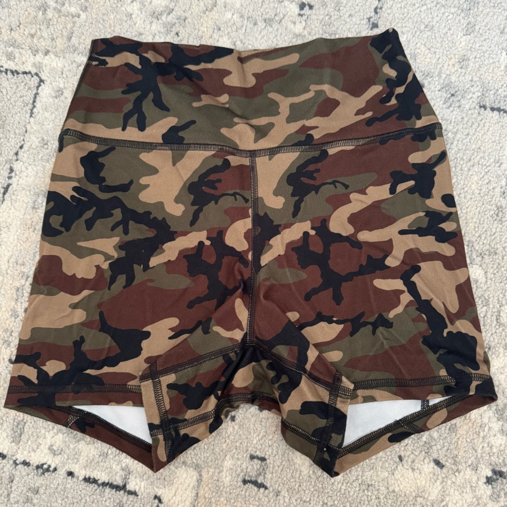 Fleo shorts- medium